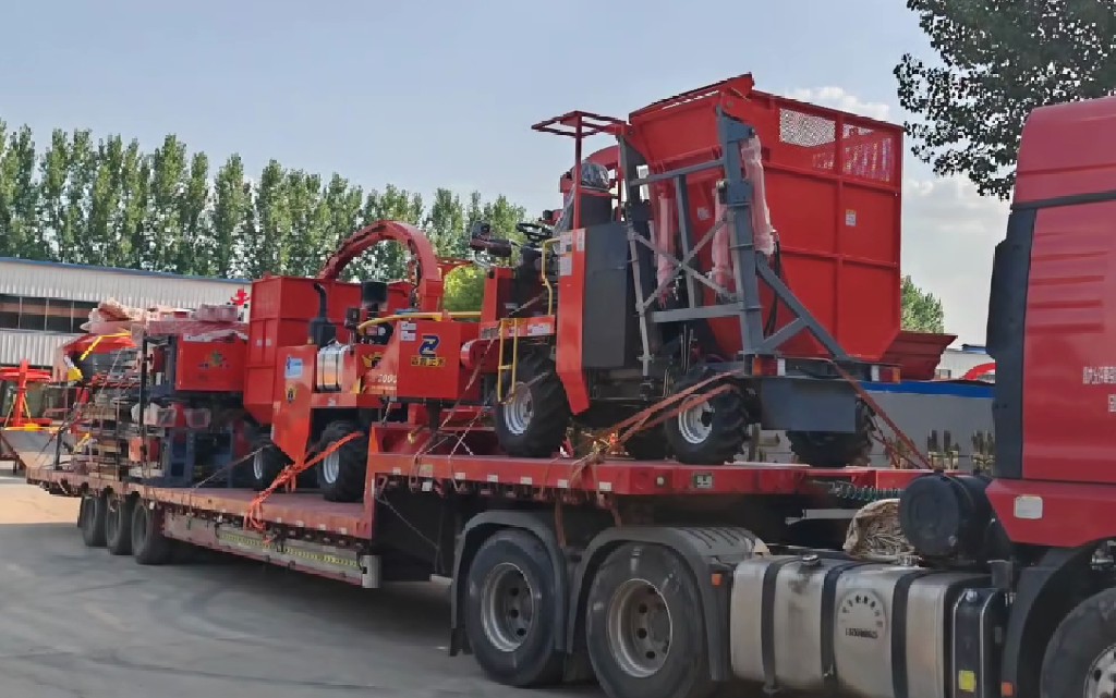  Mounted And Self-Propelled Herbage Harvesters Are Loaded And Shipped