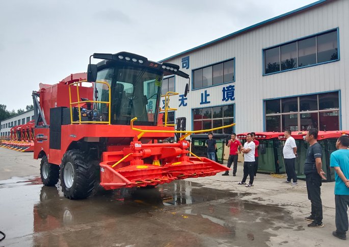 Shanxi da una calurosa bienvenida a los clientes que vienen a la empresa para realizar pedidos de cosechadoras de piensos verdes