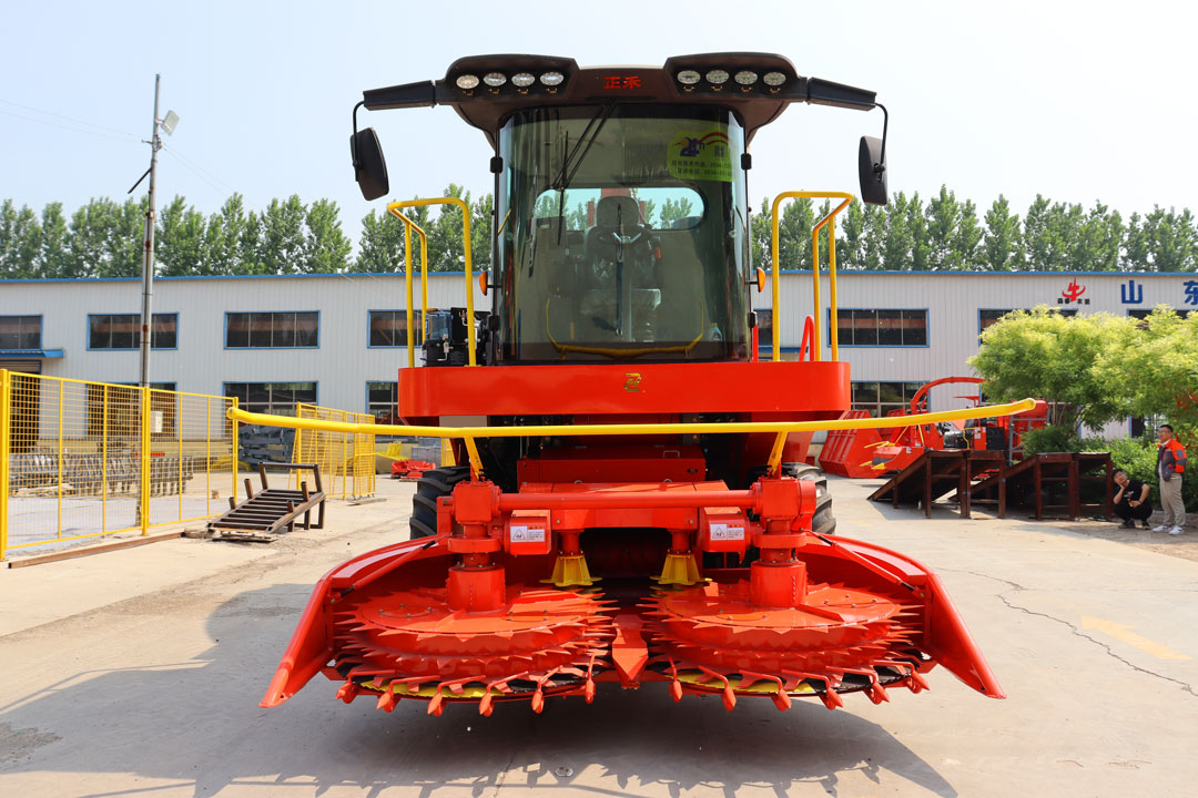 Self-propelled green feed harvester, the machine compact structure, small turning radius, easy operation, reliable quality. This product inherits the many functions of its "predecessors", but also adds more new functions, strong power, fully can cope with all kinds of harvesting conditions. The cab is standard equipped with air conditioning, electronic operating handle, and the suspension seat is more ergonomic, more comfortable and easy to drive.