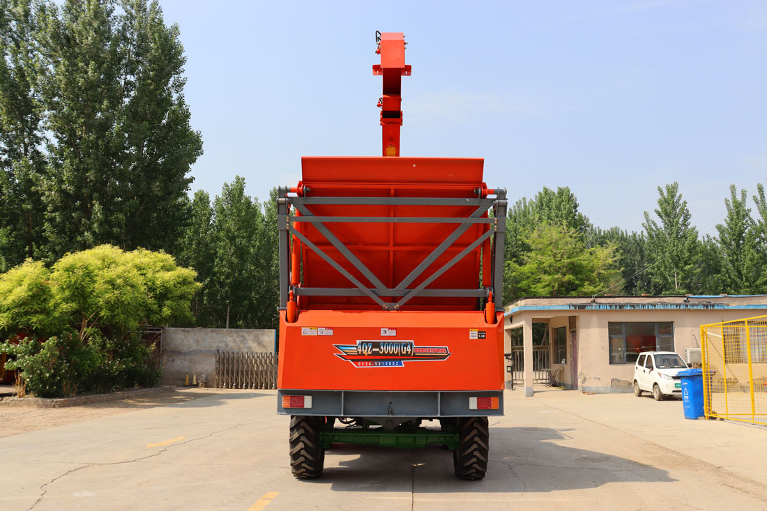 Self-propelled green feed harvester, the machine compact structure, small turning radius, easy operation, reliable quality. This product inherits the many functions of its "predecessors", but also adds more new functions, strong power, fully can cope with all kinds of harvesting conditions. The cab is standard equipped with air conditioning, electronic operating handle, and the suspension seat is more ergonomic, more comfortable and easy to drive.