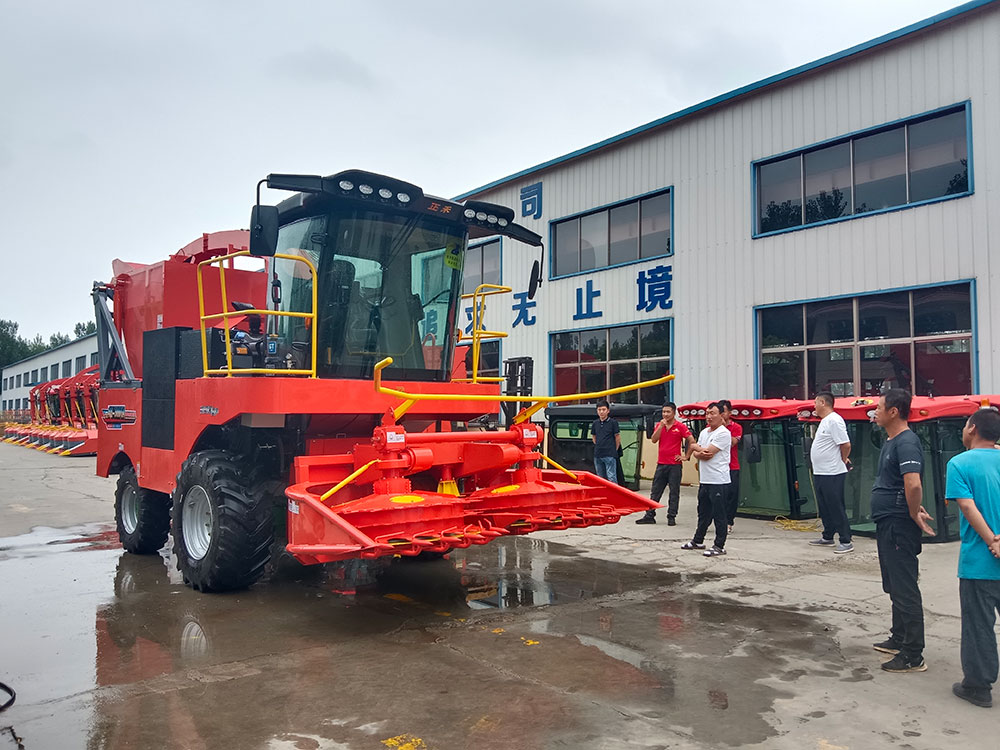 Shanxi da una calurosa bienvenida a los clientes que vienen a la empresa para realizar pedidos de cosechadoras de piensos verdes